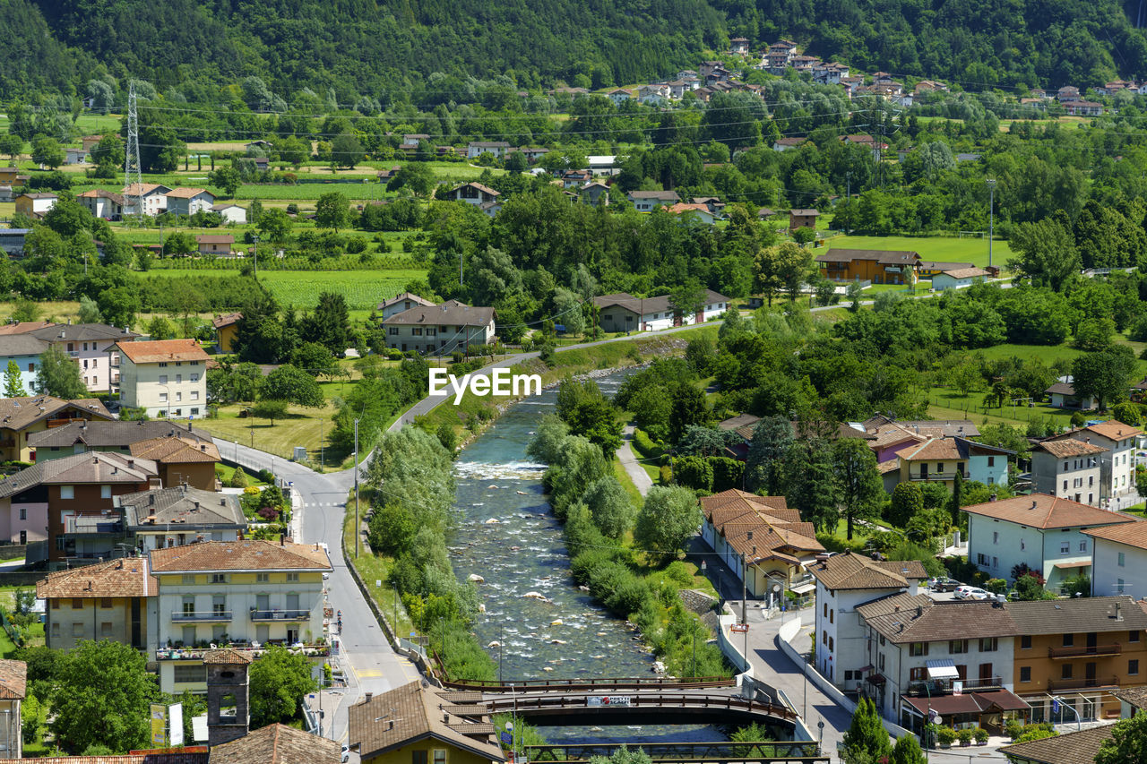 HIGH ANGLE VIEW OF TOWNSCAPE BY RIVER AND BUILDINGS