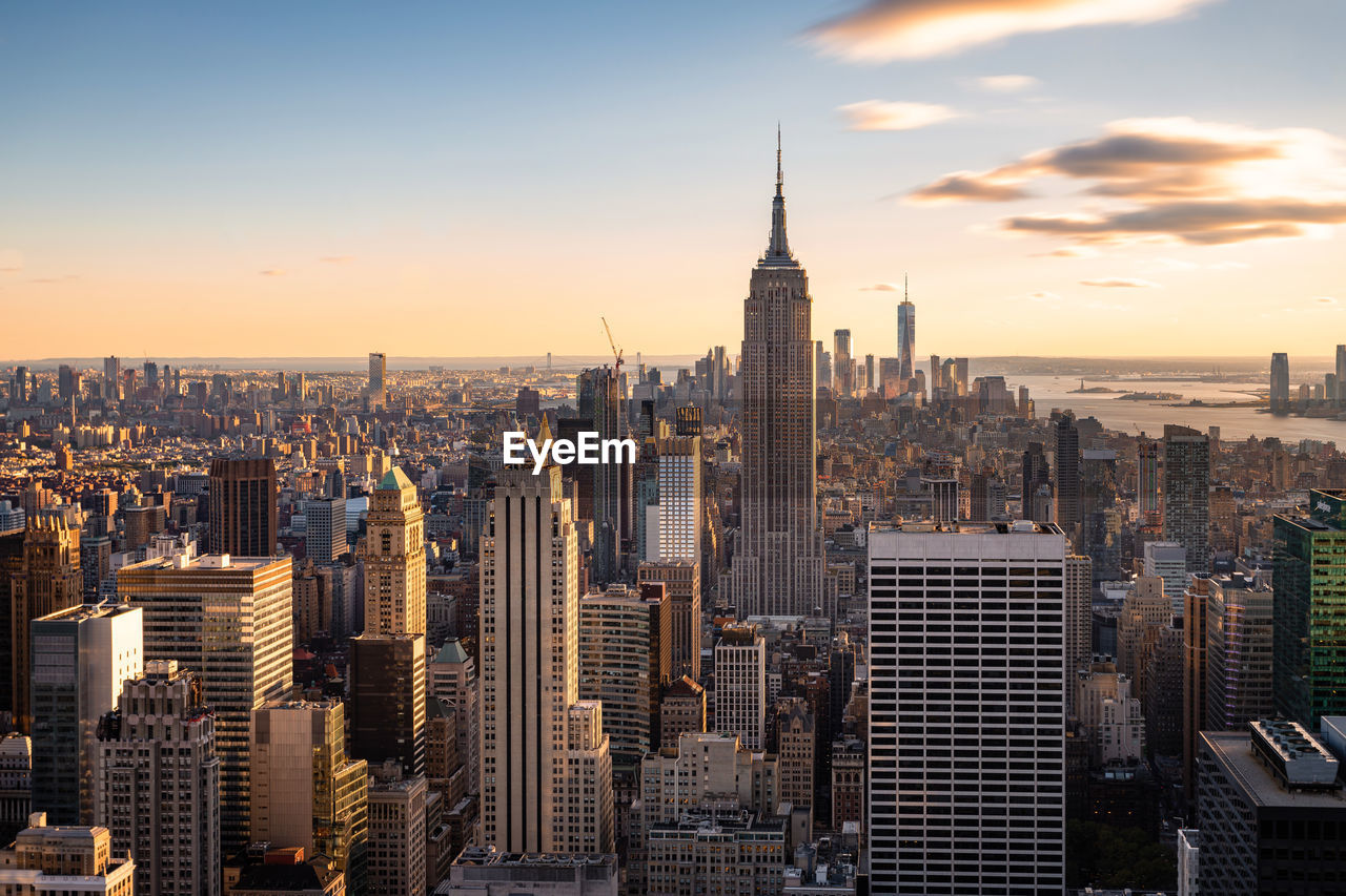 AERIAL VIEW OF BUILDINGS IN CITY