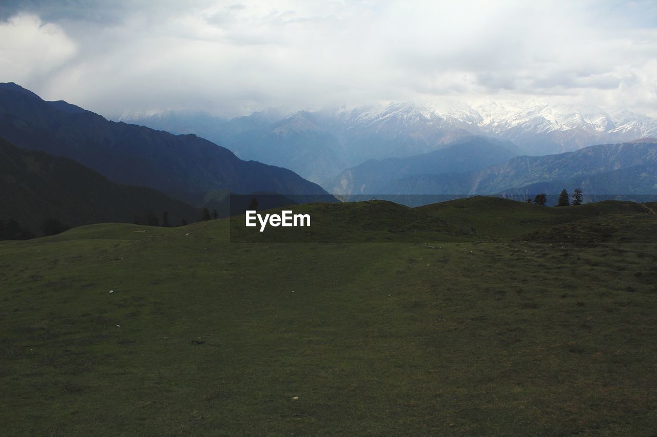 SCENIC VIEW OF MOUNTAIN RANGE AGAINST SKY