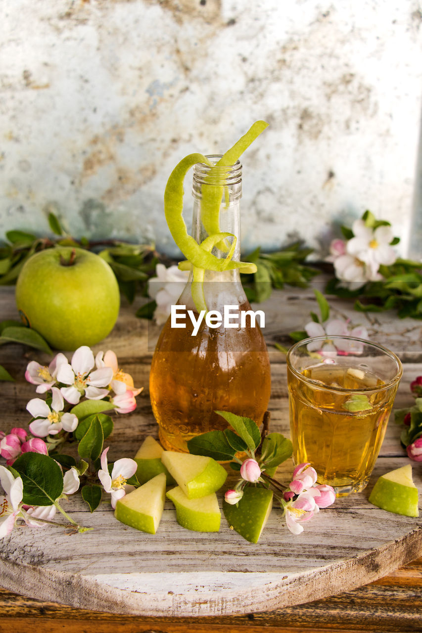 CLOSE-UP OF APPLE ON TABLE