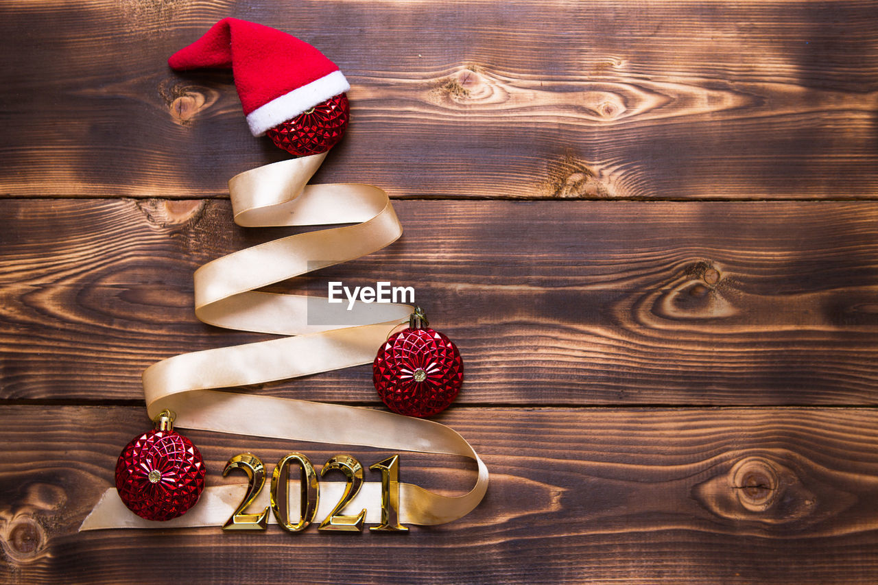 HIGH ANGLE VIEW OF CHRISTMAS DECORATIONS ON TABLE