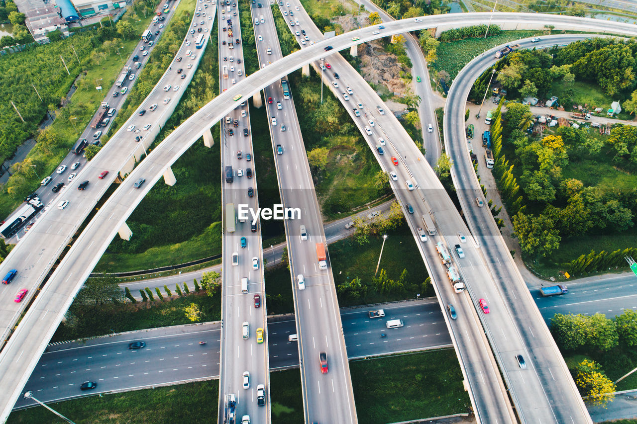 HIGH ANGLE VIEW OF TRAFFIC ON ROAD