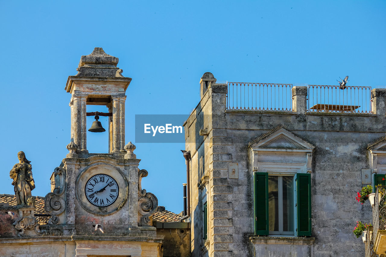 LOW ANGLE VIEW OF OLD BUILDING AGAINST CLEAR SKY