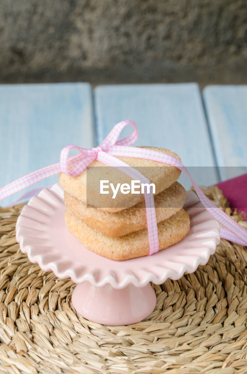 HIGH ANGLE VIEW OF CAKE IN PLATE