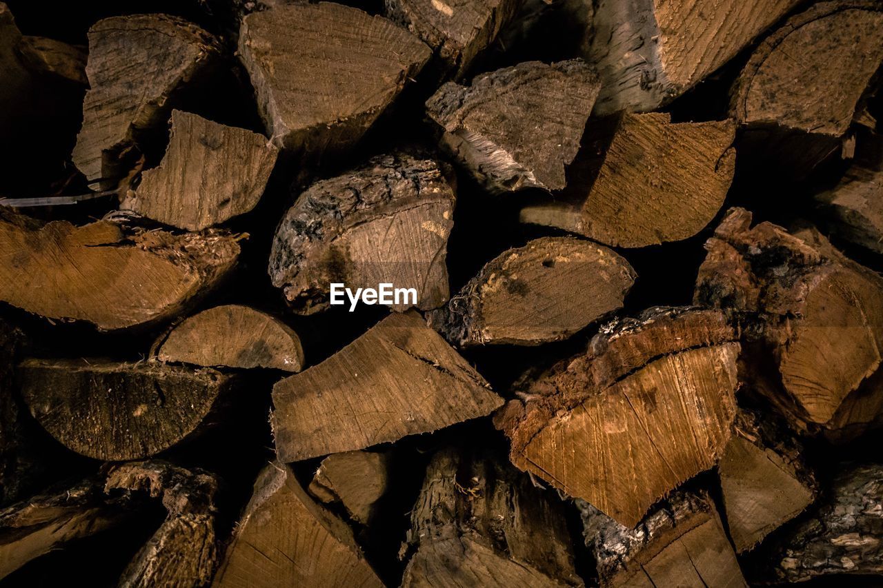 FULL FRAME SHOT OF WOOD LOGS