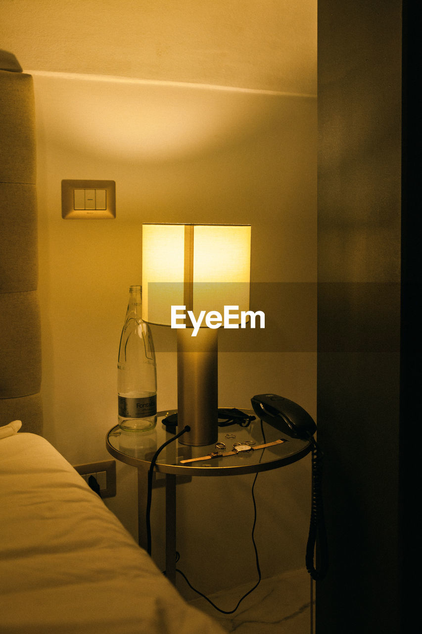 ILLUMINATED ELECTRIC LAMP ON BED