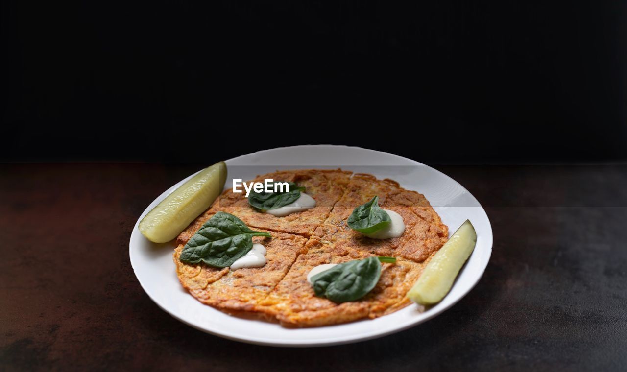 HIGH ANGLE VIEW OF BREAKFAST IN PLATE