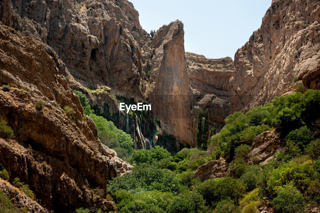 LOW ANGLE VIEW OF ROCKS AGAINST SKY