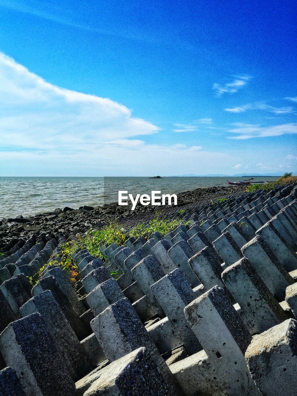 SCENIC VIEW OF SEA AGAINST BLUE SKY