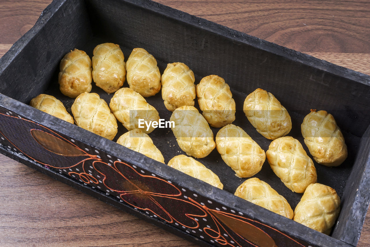 HIGH ANGLE VIEW OF BREAD ON TABLE