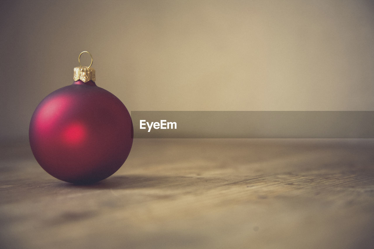 CLOSE-UP OF CHRISTMAS ORNAMENT ON TABLE