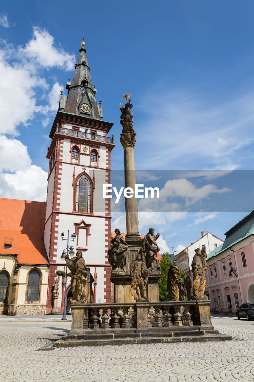 LOW ANGLE VIEW OF STATUE AGAINST BUILDINGS