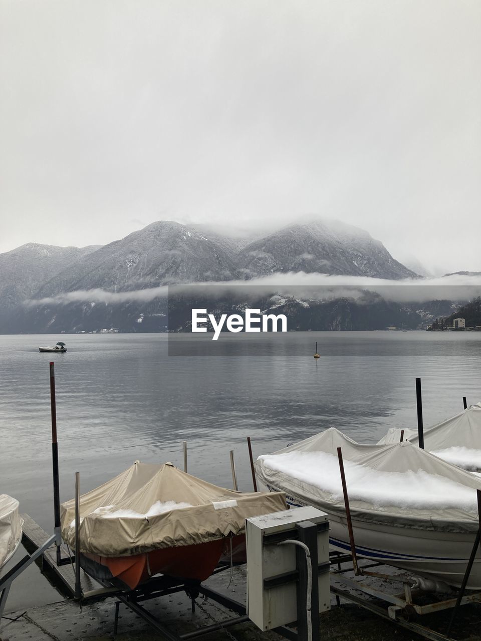 SCENIC VIEW OF LAKE AGAINST MOUNTAINS