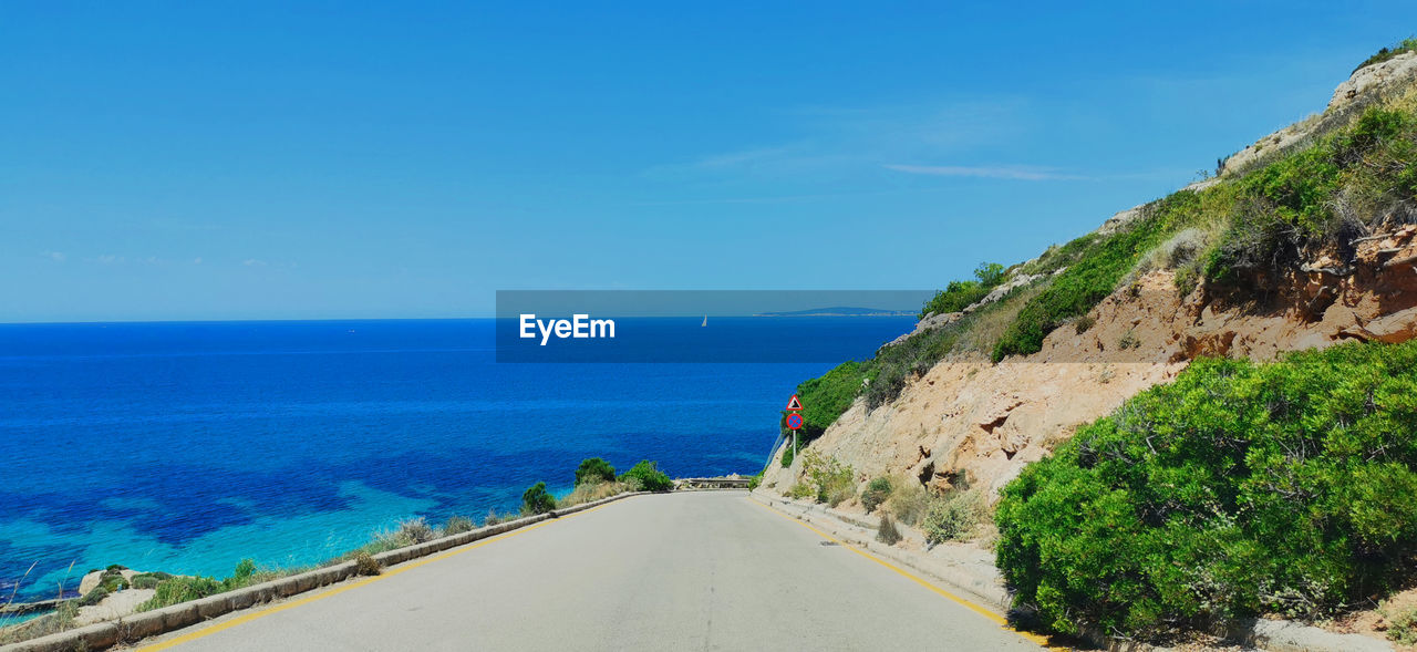 ROAD BY SEA AGAINST SKY