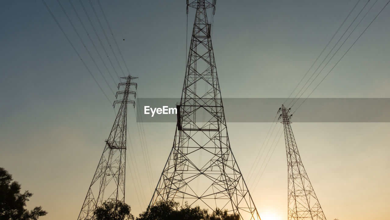 LOW ANGLE VIEW OF ELECTRICITY PYLONS AGAINST SKY