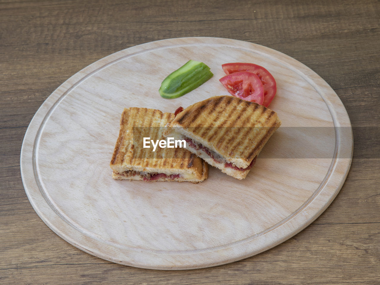 HIGH ANGLE VIEW OF FOOD ON TABLE