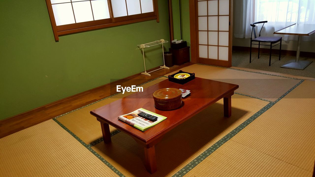 HIGH ANGLE VIEW OF TABLE IN ROOM