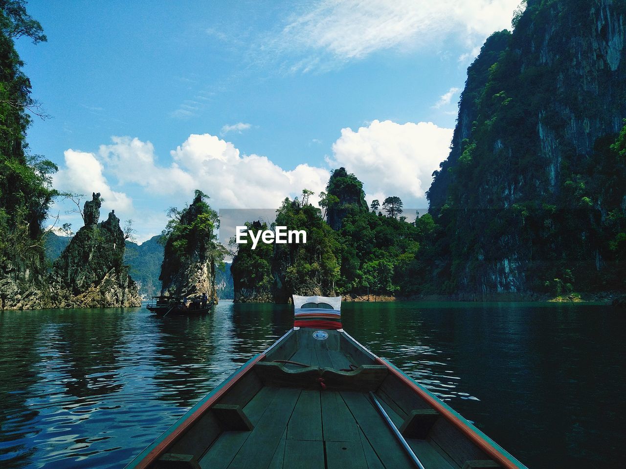 SCENIC VIEW OF RIVER BY MOUNTAINS AGAINST SKY