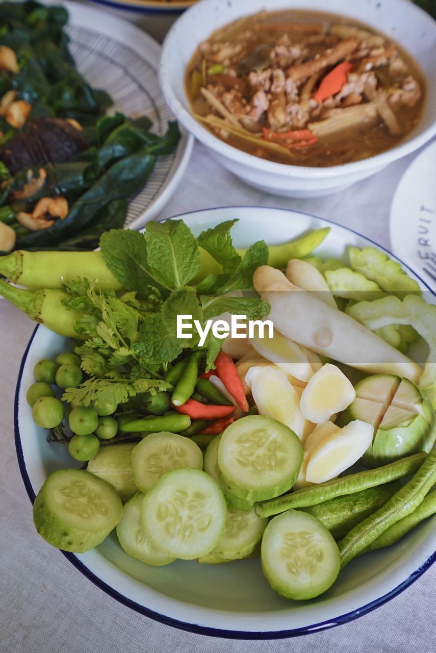 HIGH ANGLE VIEW OF SALAD IN BOWL ON TABLE