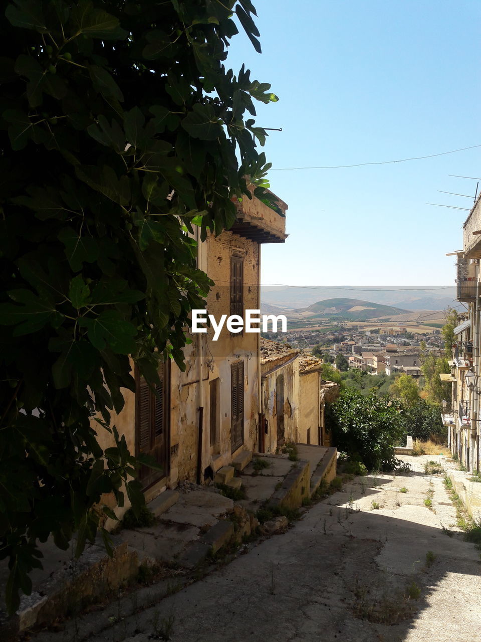 VIEW OF OLD RUIN BUILDING IN CITY