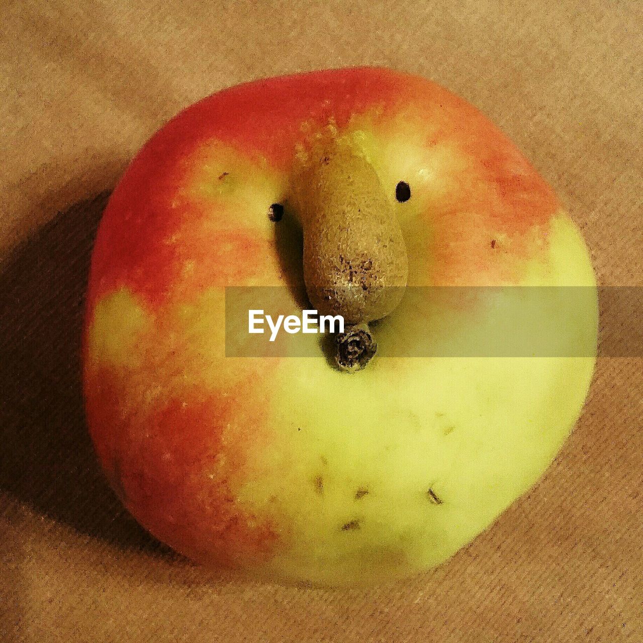 CLOSE-UP OF APPLE ON TABLE