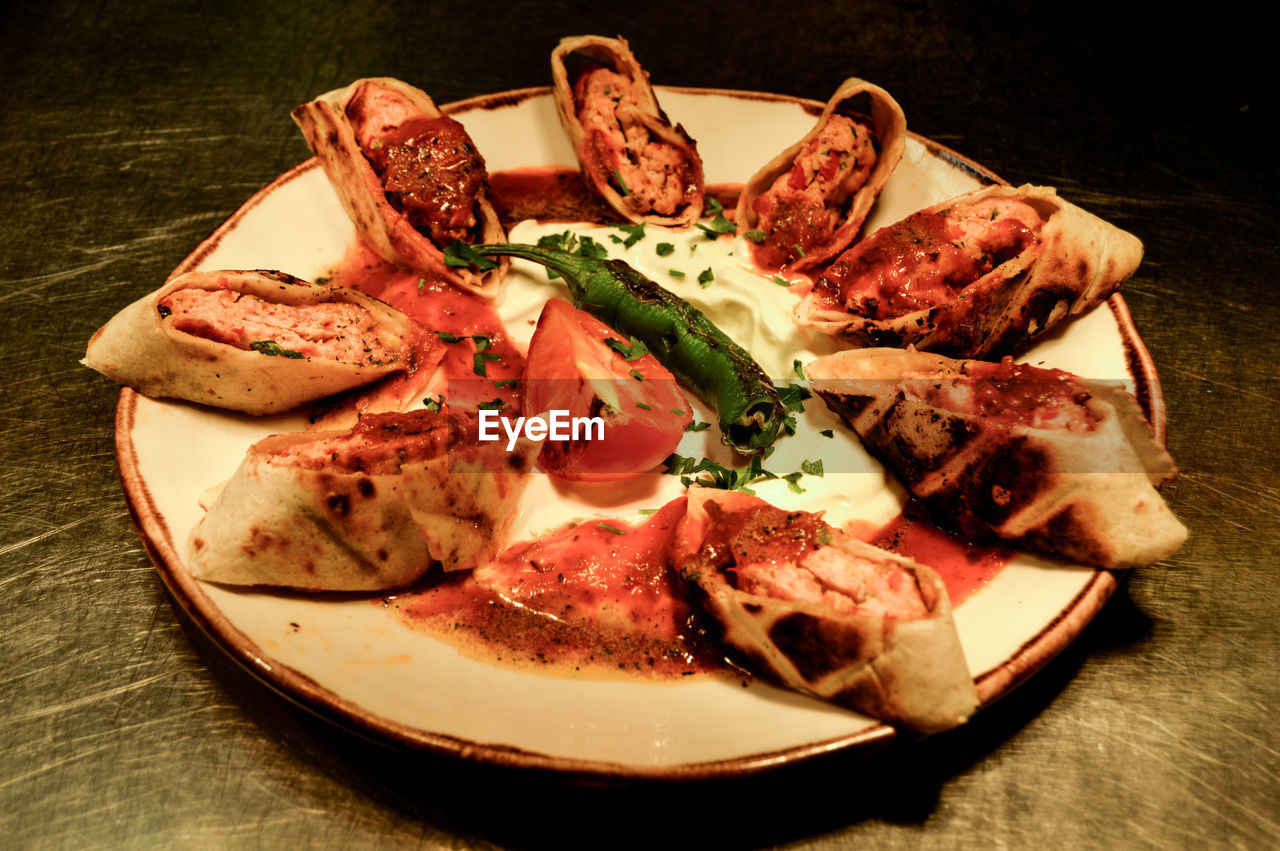 CLOSE-UP OF FOOD IN PLATE