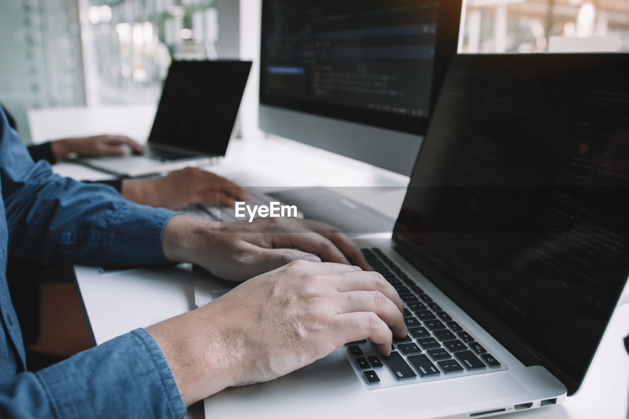 MAN WORKING ON LAPTOP