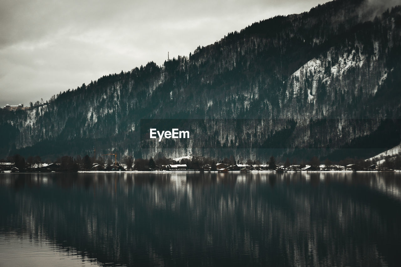 PANORAMIC VIEW OF LAKE AGAINST SKY