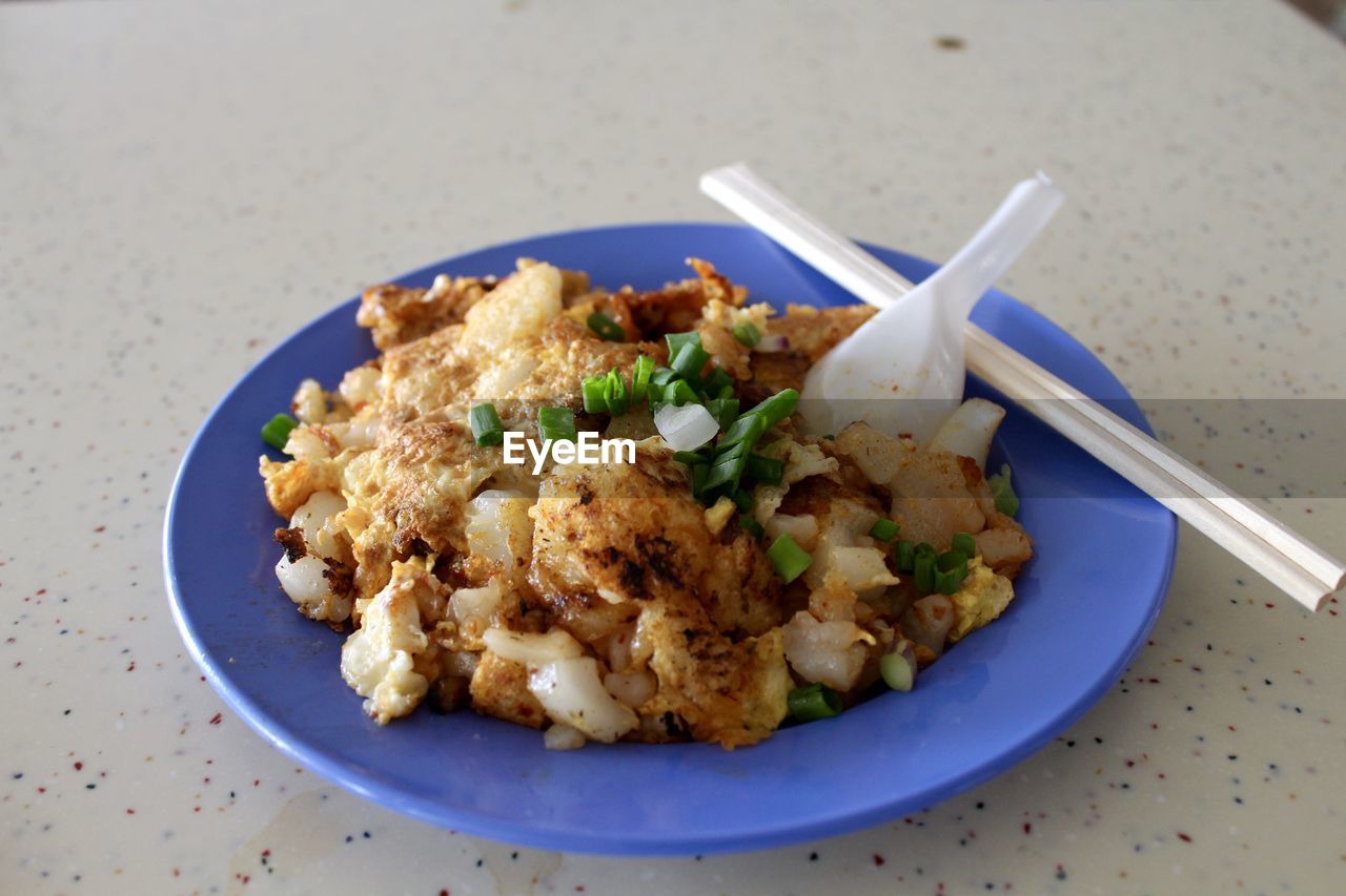 CLOSE-UP OF FOOD ON TABLE