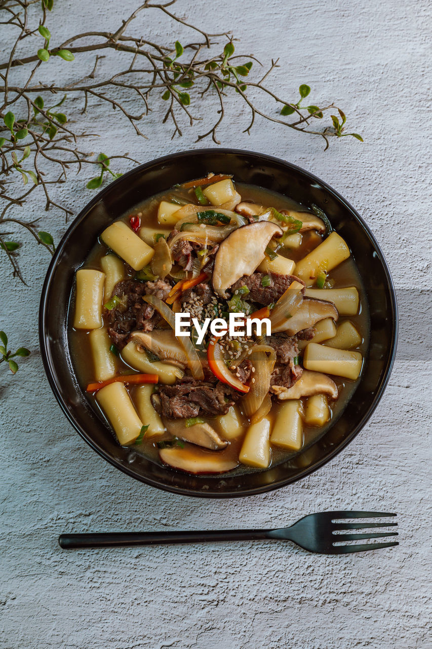 HIGH ANGLE VIEW OF FOOD IN BOWL