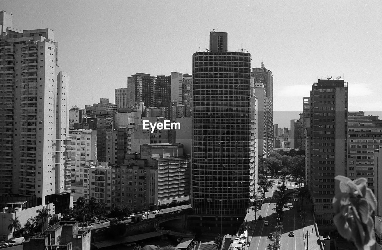 PANORAMIC VIEW OF BUILDINGS AGAINST SKY IN CITY