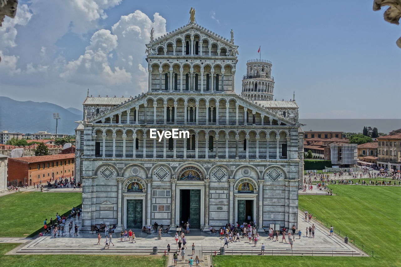 TOURISTS IN FRONT OF BUILDING