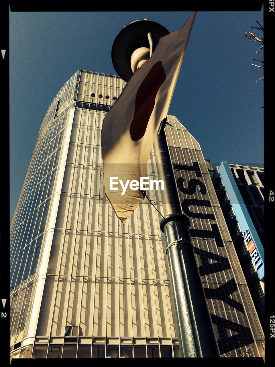 LOW ANGLE VIEW OF MODERN BUILDING AGAINST SKY