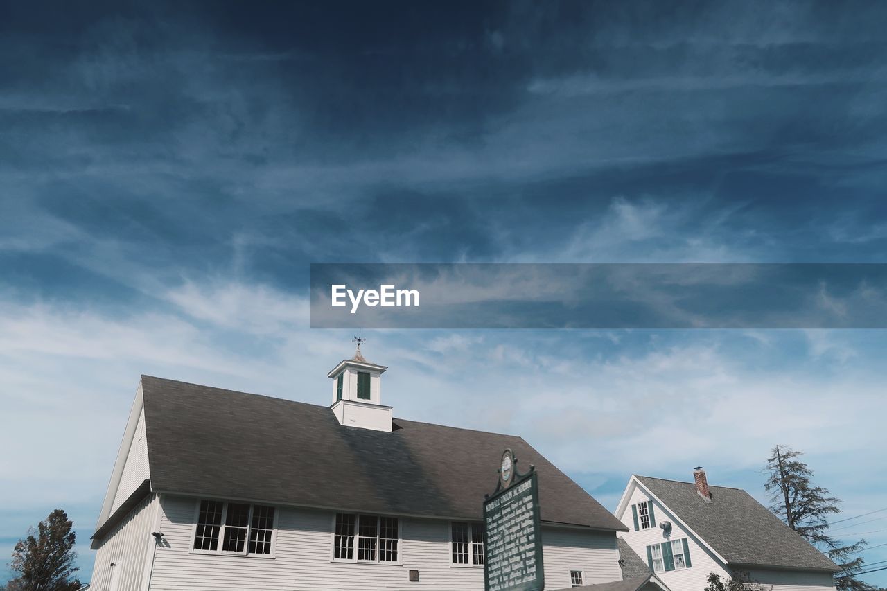 LOW ANGLE VIEW OF HOUSES AGAINST SKY