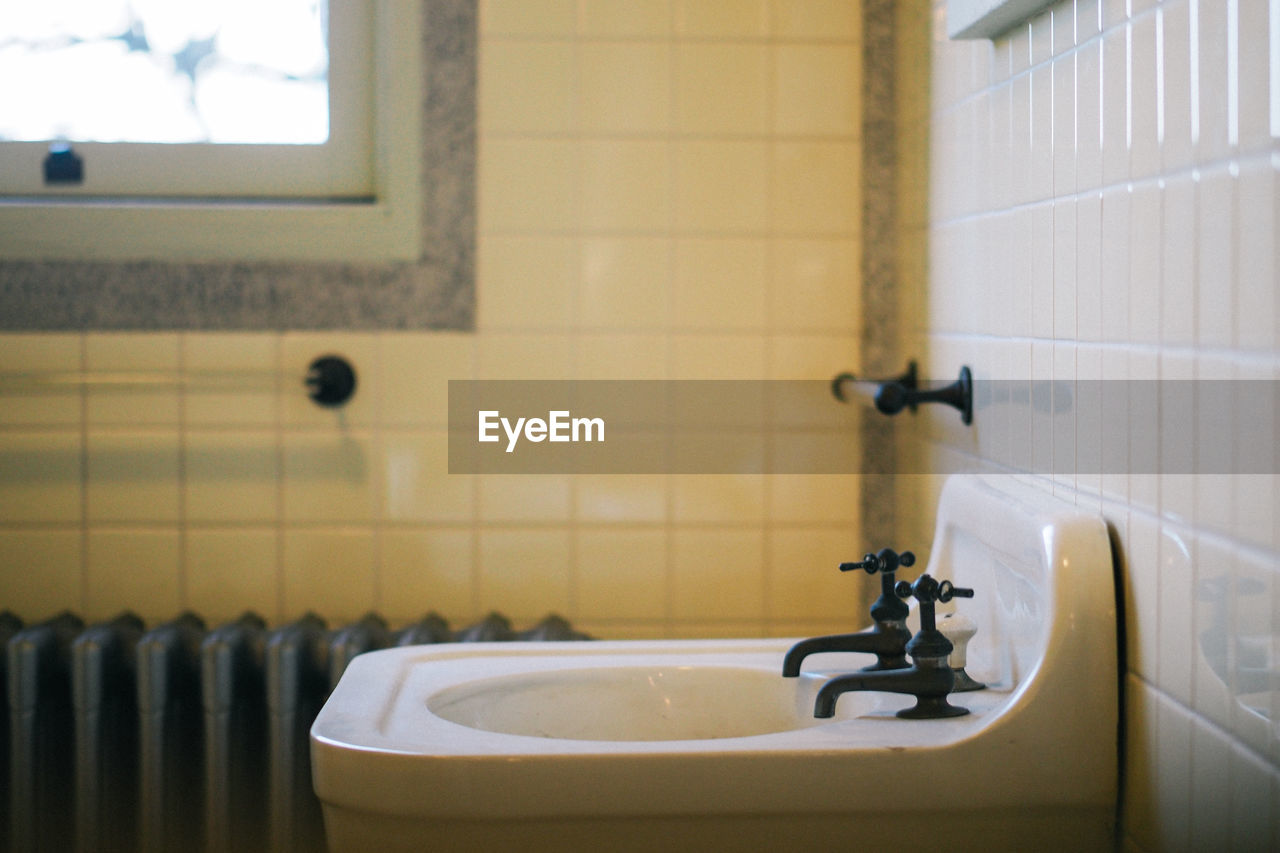 CLOSE-UP OF FAUCET IN THE BATHROOM