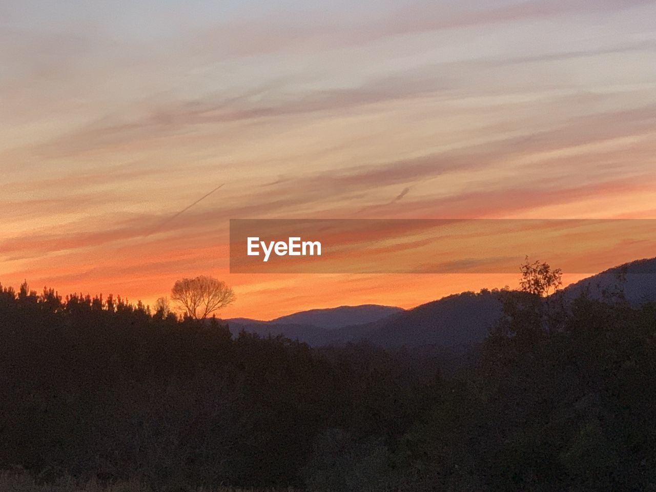 SCENIC VIEW OF SILHOUETTE MOUNTAINS AGAINST SKY DURING SUNSET