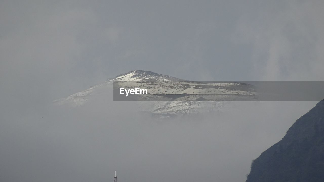 SCENIC VIEW OF SNOWCAPPED MOUNTAIN AGAINST SKY DURING WINTER