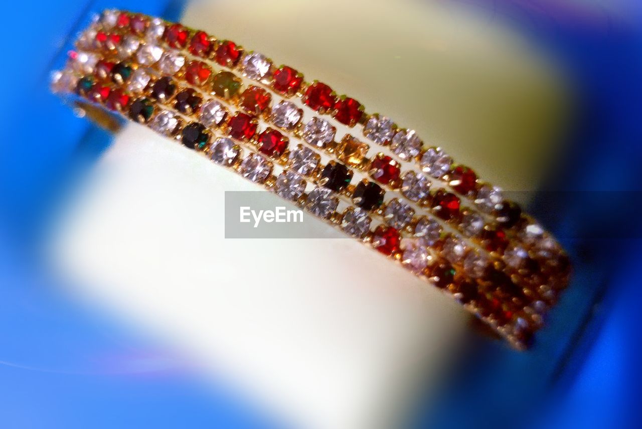 CLOSE-UP OF COLORED PENCILS