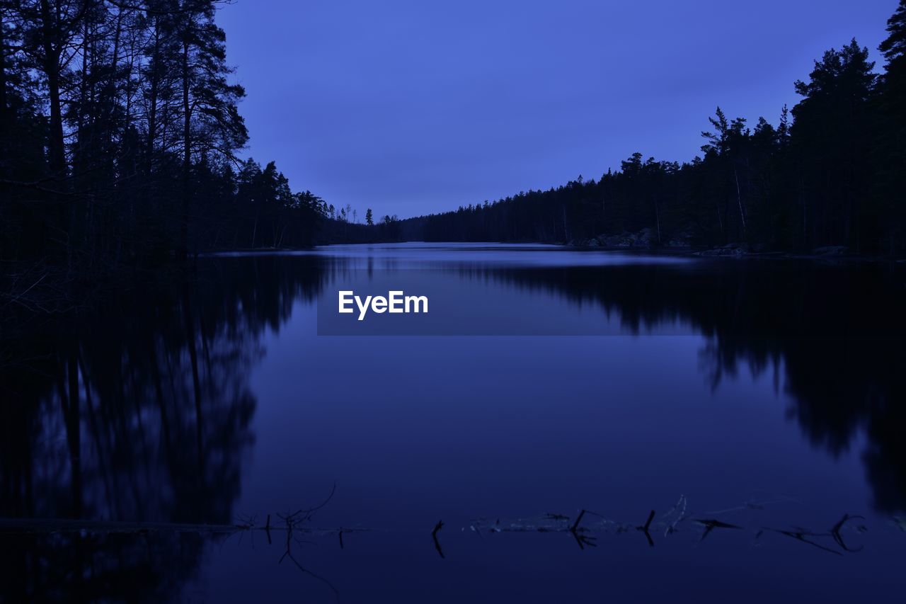 SCENIC VIEW OF LAKE AGAINST SKY DURING DUSK