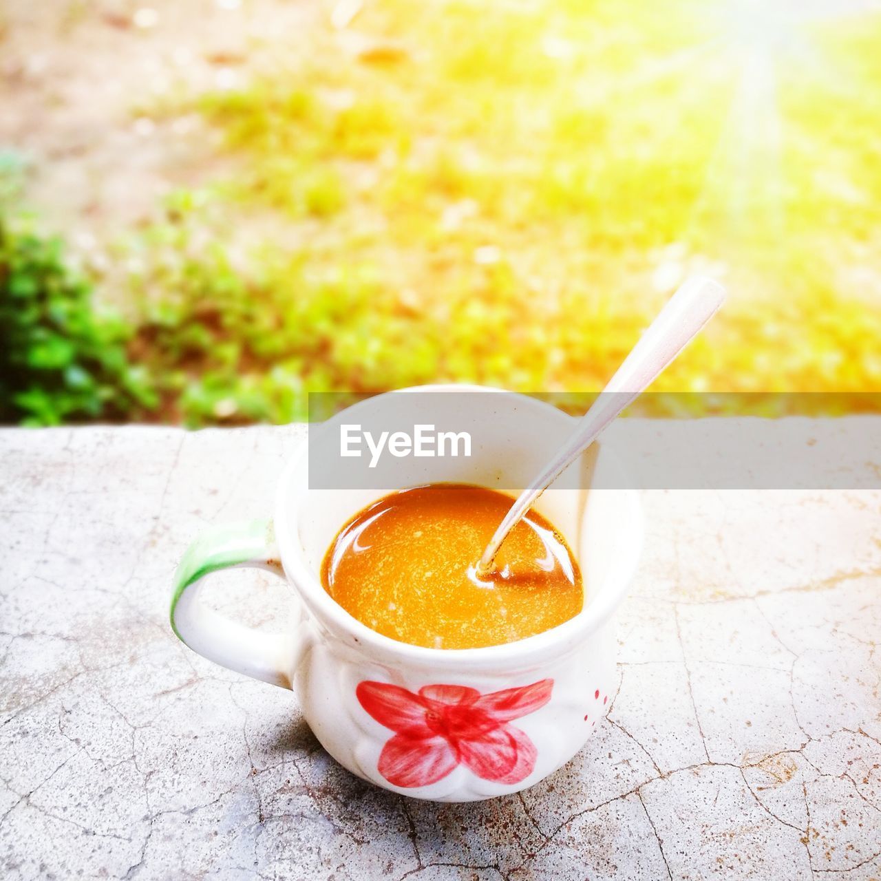 HIGH ANGLE VIEW OF COFFEE IN CUP ON TABLE