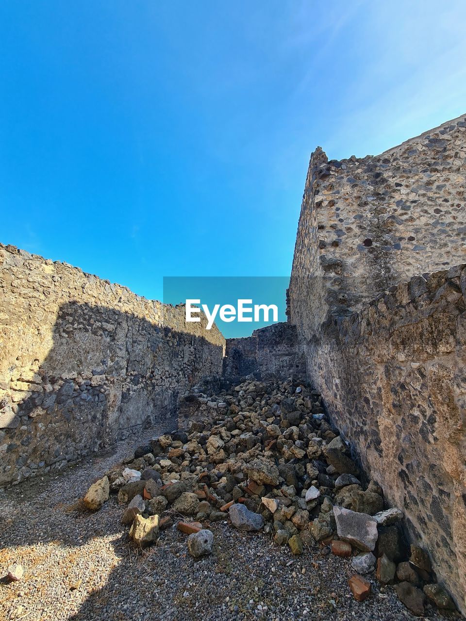 LOW ANGLE VIEW OF OLD RUINS AGAINST CLEAR BLUE SKY