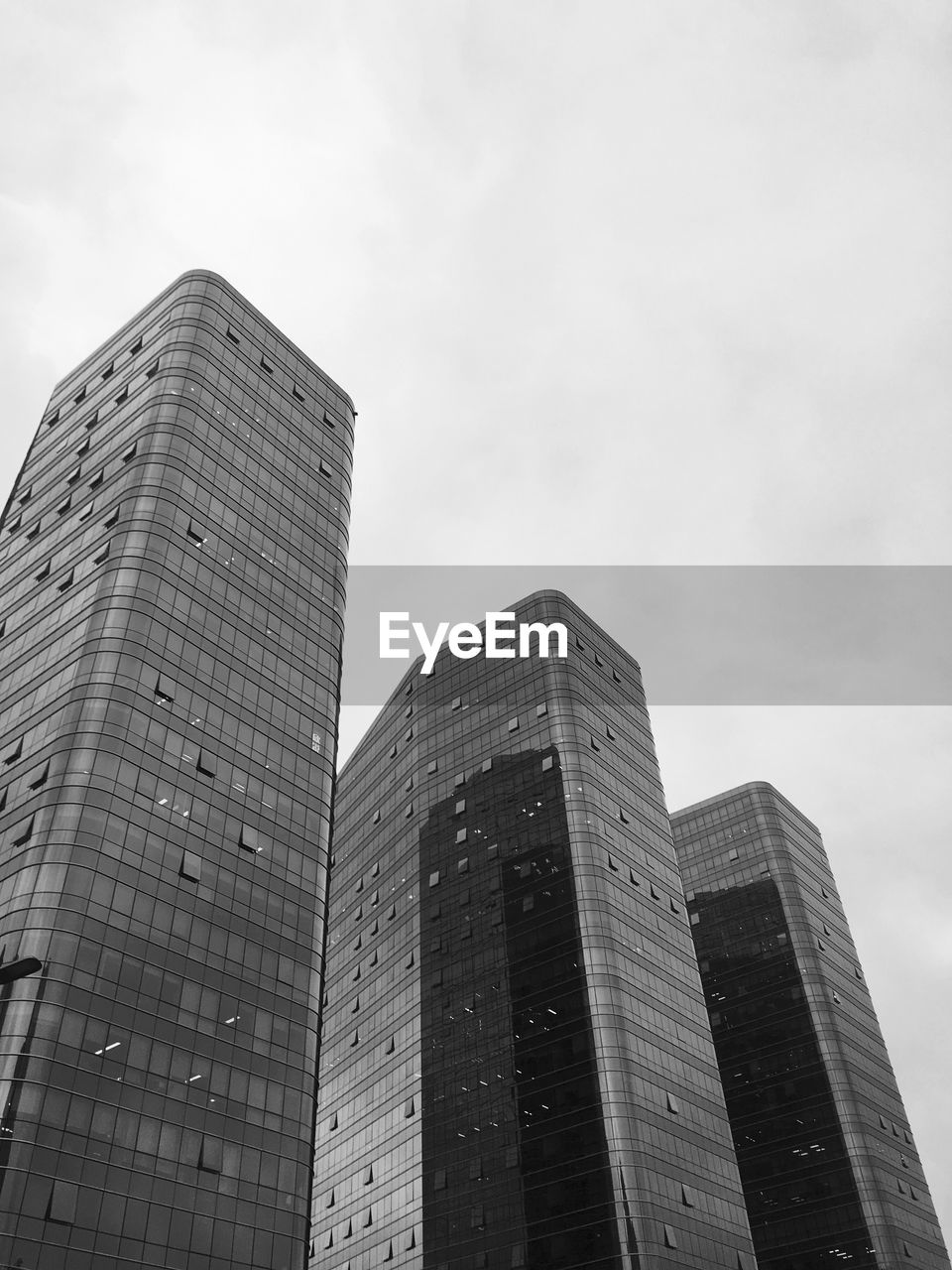 LOW ANGLE VIEW OF MODERN BUILDINGS AGAINST SKY