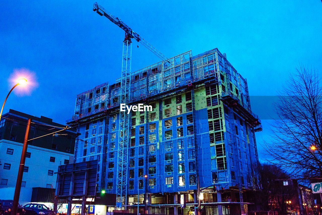 LOW ANGLE VIEW OF MODERN BUILDINGS AGAINST BLUE SKY