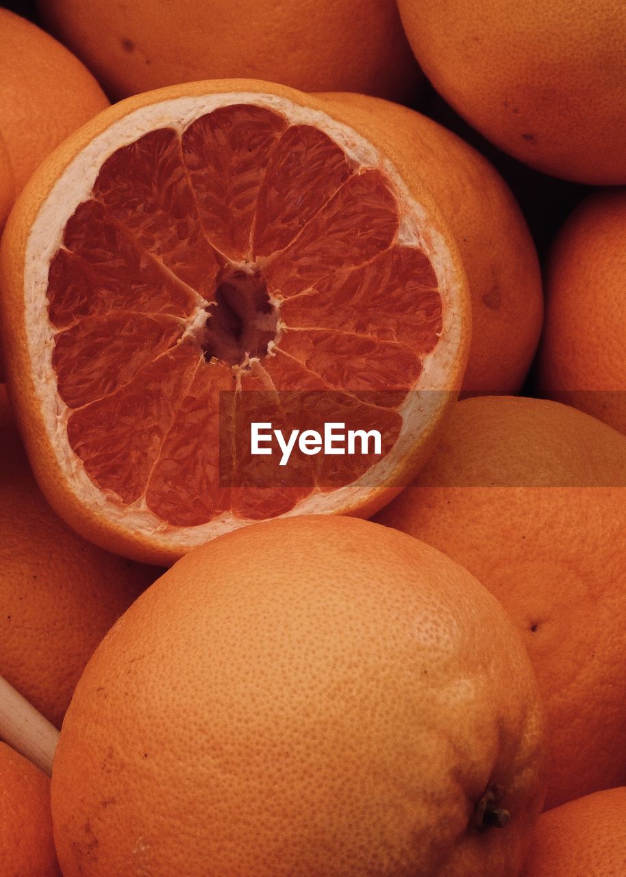 HIGH ANGLE VIEW OF ORANGE IN CONTAINER