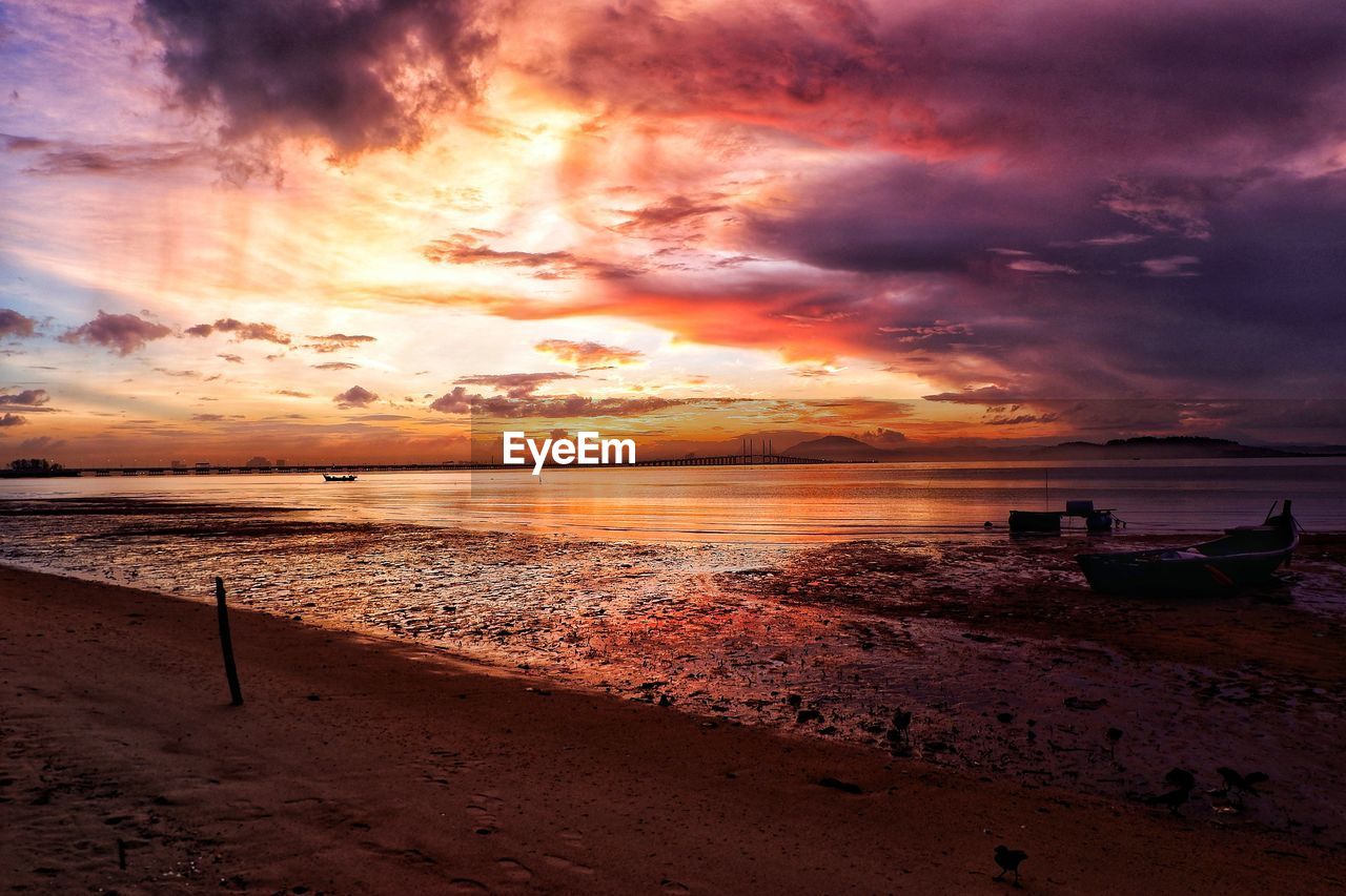 SCENIC VIEW OF SEA AGAINST DRAMATIC SKY