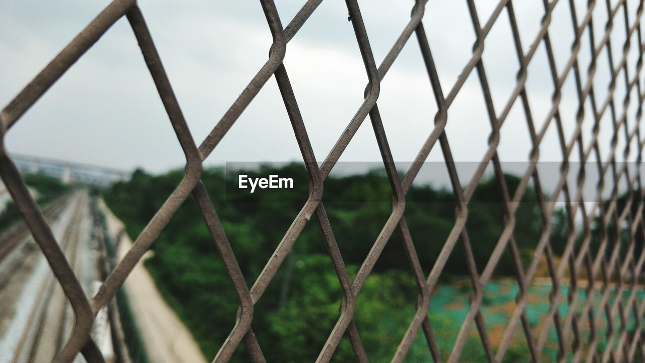 CLOSE-UP OF BARBED WIRE AGAINST SKY