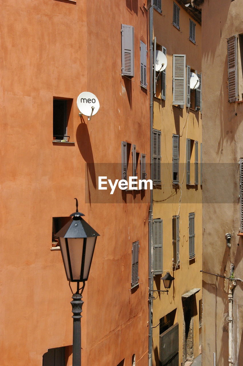 LOW ANGLE VIEW OF STREET LIGHT ON BUILDING