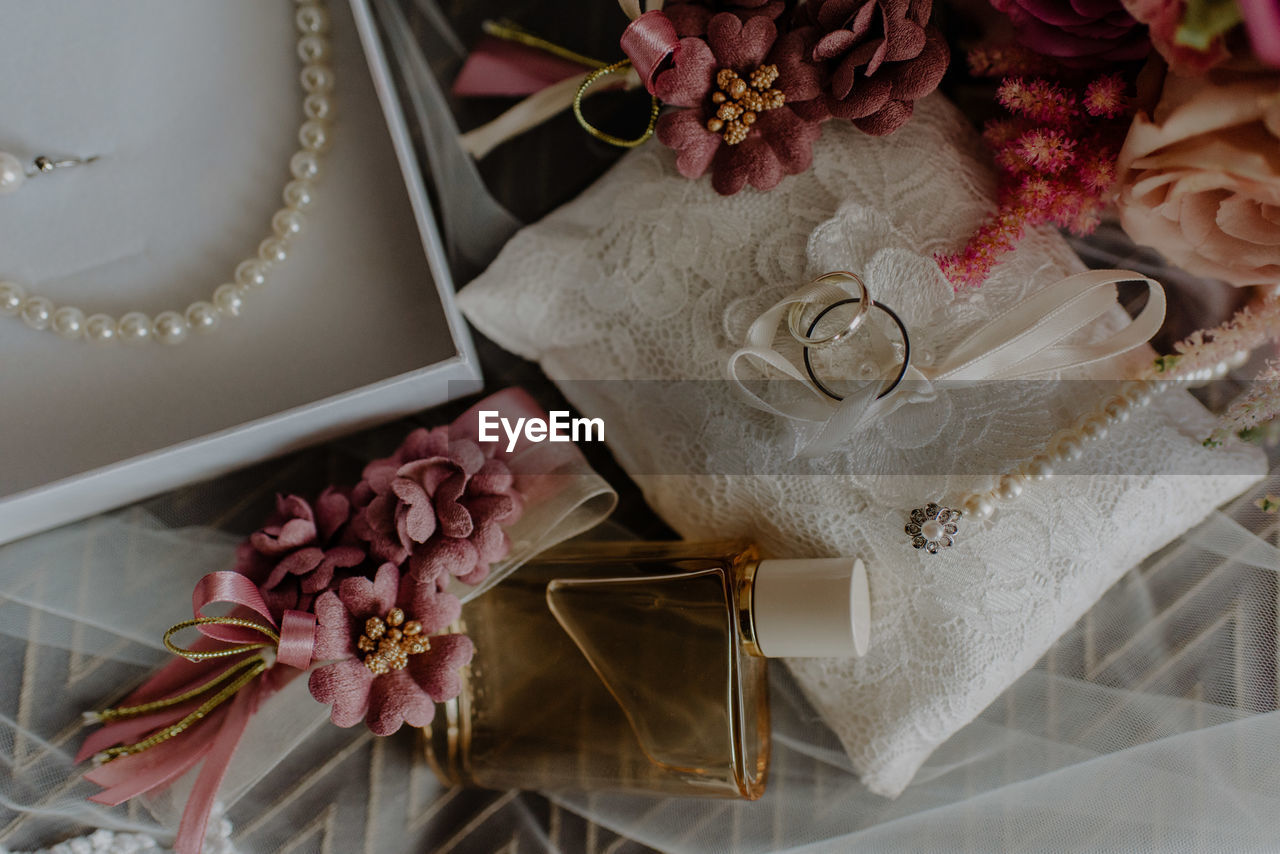 HIGH ANGLE VIEW OF BOUQUET ON TABLE