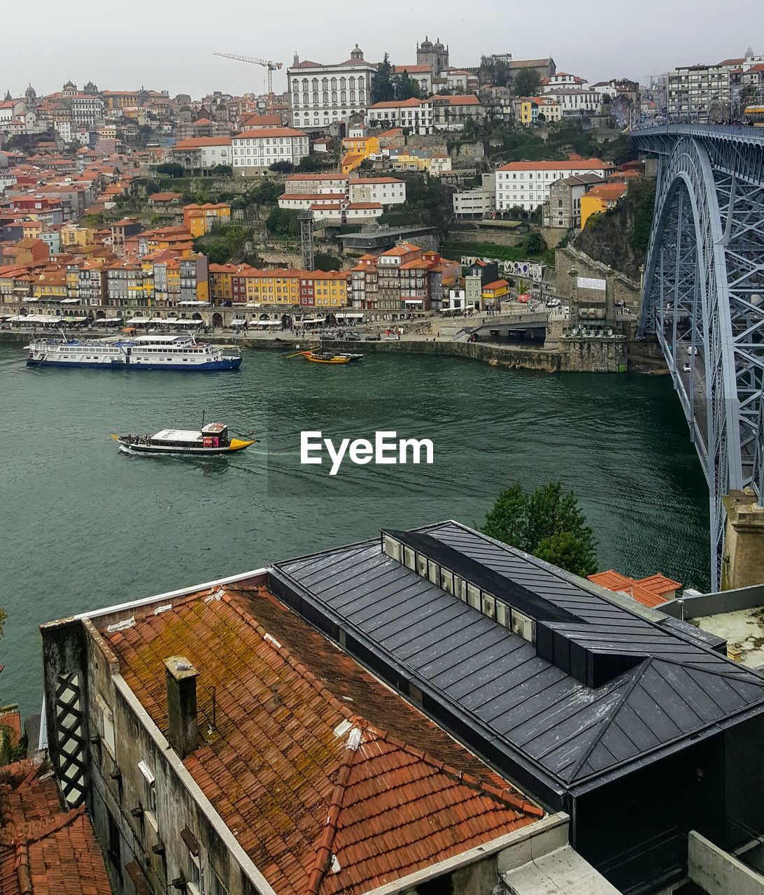 HIGH ANGLE VIEW OF RIVER AND BUILDINGS IN CITY