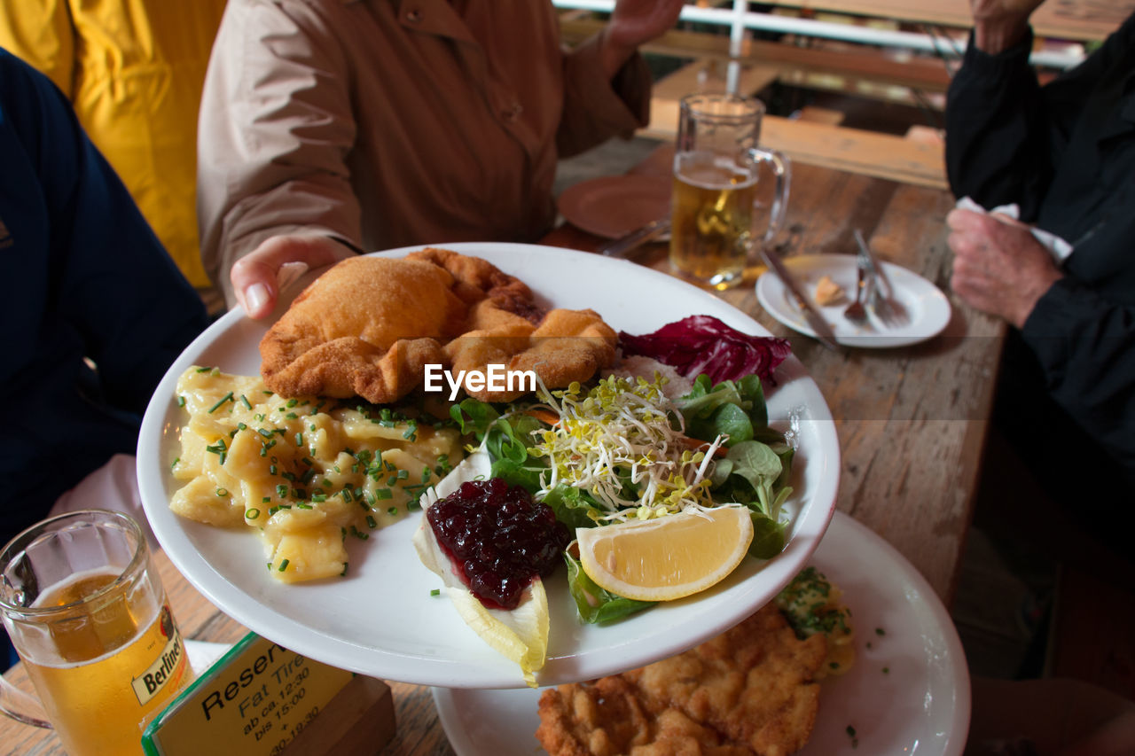 CLOSE-UP OF MAN HAVING FOOD